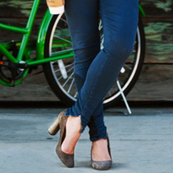 NIB! Coach Ophelia Suede Embossed Croc Heels, Sz 8 - Picture 2 of 5